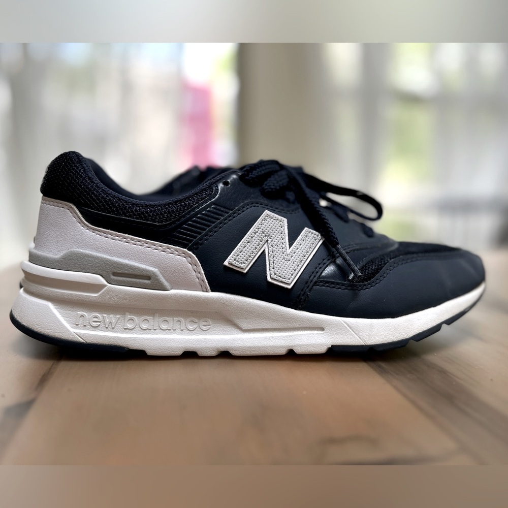 New Balance Navy & white size 7 youth / 8.5 womens